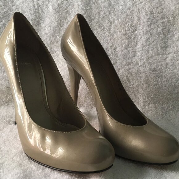 Stuart Weitzman Patent Leather Round Toe Heels in Tan (7.5 M) - Picture 1 of 8